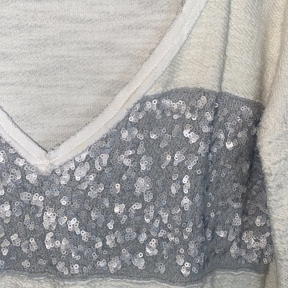 Free People Women’s S Overeized Ivory & Silver Leopard Sequin V-Neck Knit Tunic - Picture 4 of 9